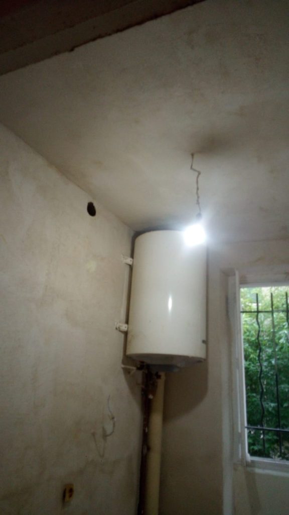 Chauffe-eau dans une pièce