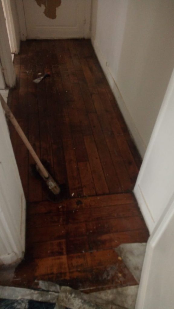 Couloir avec parquet en bois