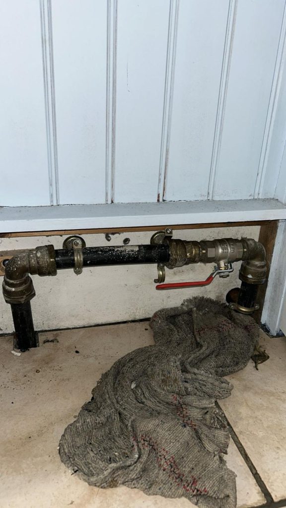 Tuyaux de plomberie et chiffon