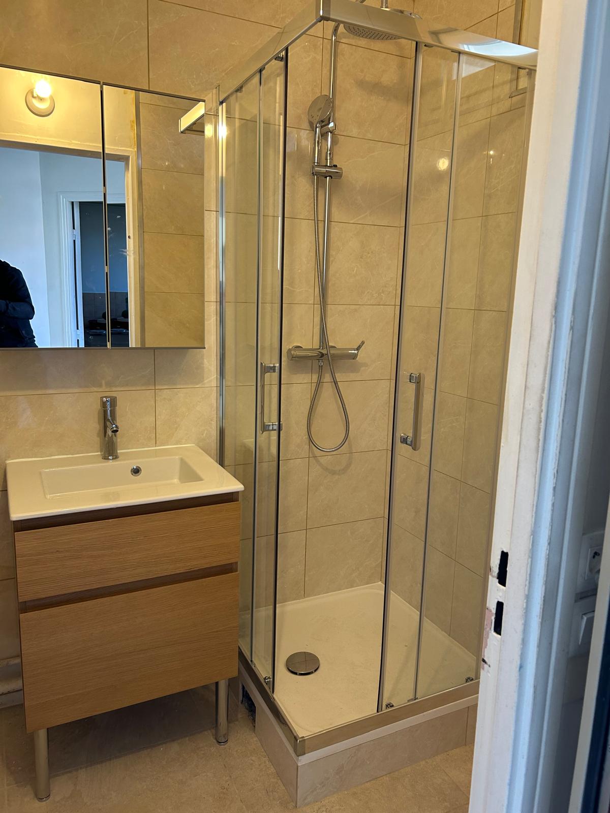 Salle de bain moderne et claire