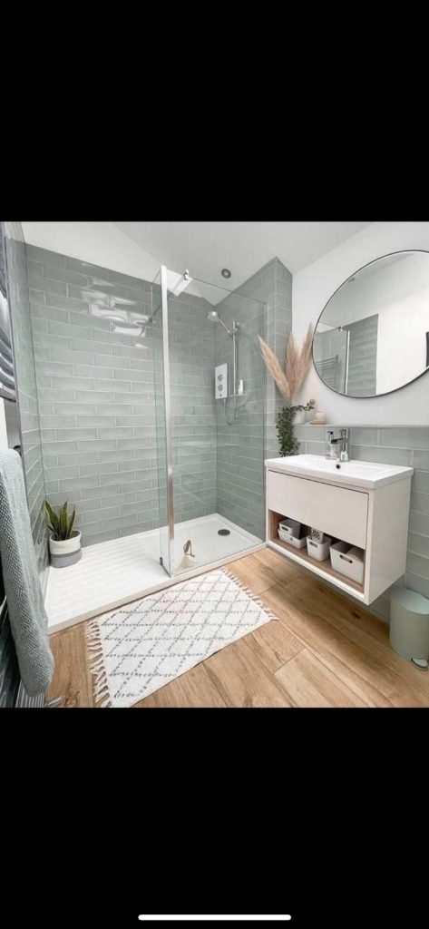 Salle de bain moderne et lumineuse