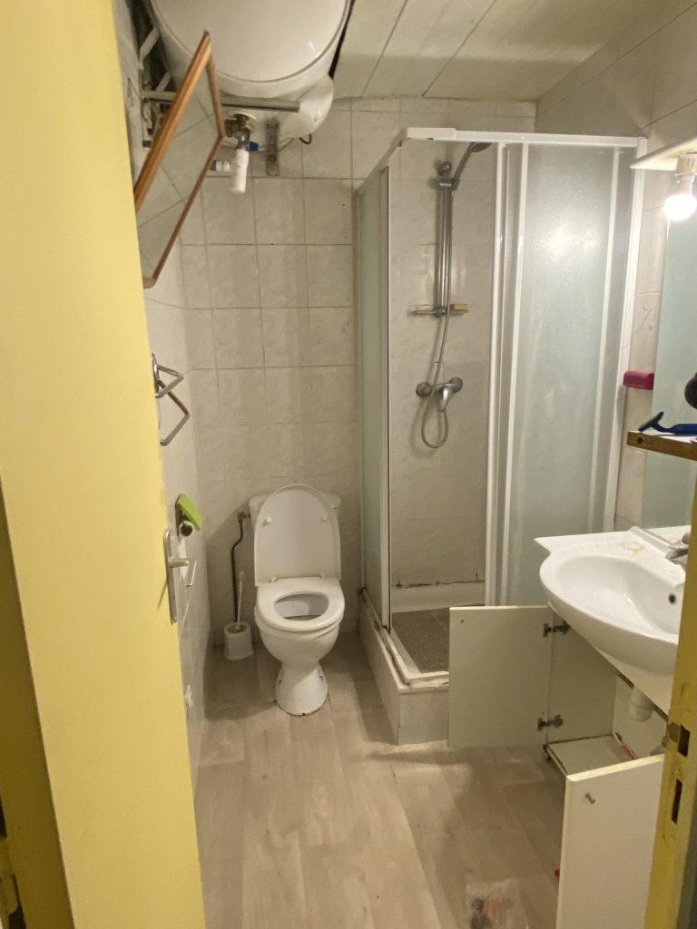 Salle de bain avec douche