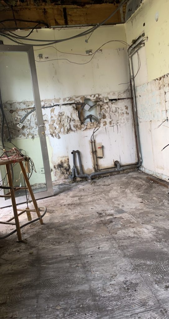 Chambre en rénovation désordonnée