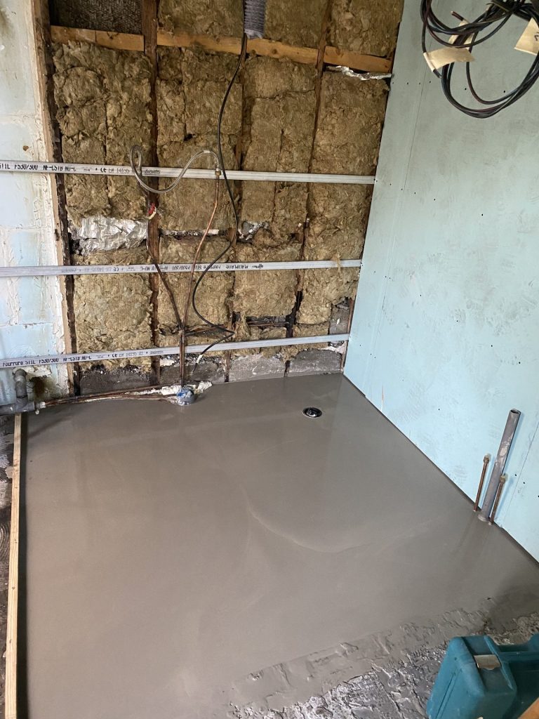 Sol en béton fraîchement coulé