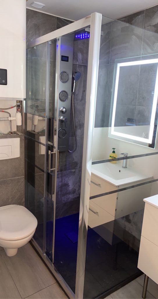 Salle de bain moderne et spacieuse