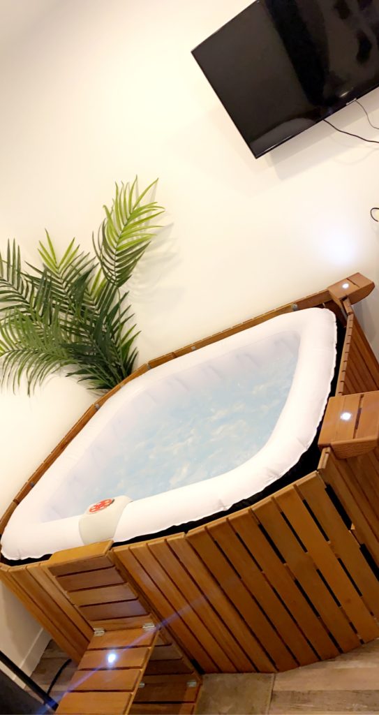 Jacuzzi en bois à l'intérieur